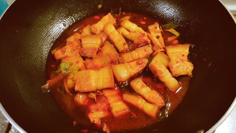 红烧猪肥肉,加入清水,大火烧开转中小火烧。