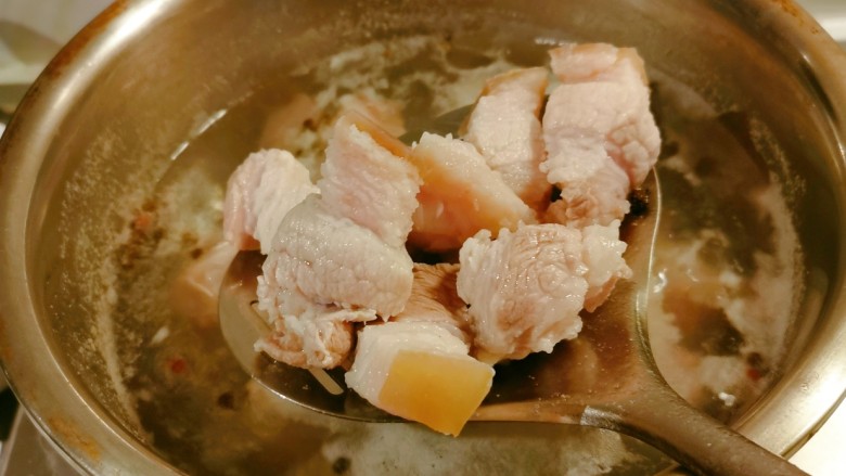 梨子炖肉,肉块放入开水中汆烫变色捞出,水中加入<a style='color:red;display:inline-block;' href='/shicai/ 700'>花椒</a>去腥增香。