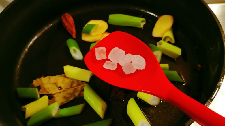 梨子炖肉,锅中加入食用油,放入葱姜等辅料和<a style='color:red;display:inline-block;' href='/shicai/ 866'>冰糖</a>炒香。