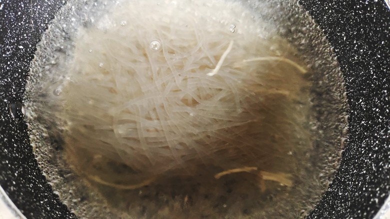 包菜粉丝炒鸡蛋,锅内烧开适量清水,放入粉丝煮30秒