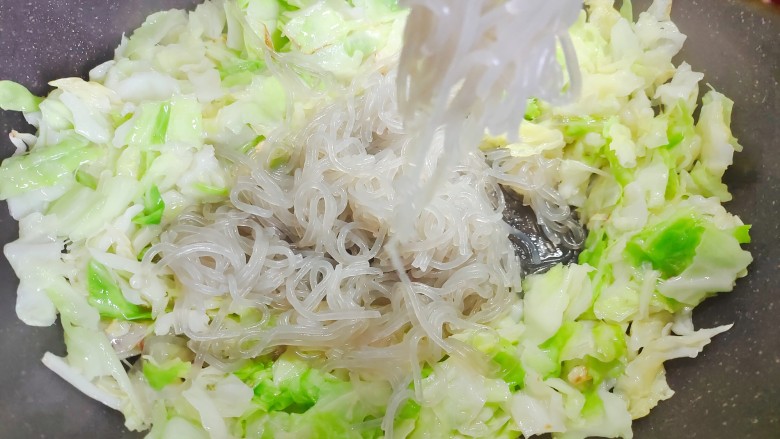 包菜粉丝炒鸡蛋,加入粉丝,用筷子一边抖散一边炒