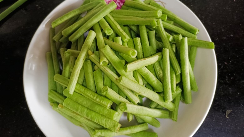 茄子烧豆角,<a style='color:red;display:inline-block;' href='/shicai/ 3639'>豆角</a>掐段