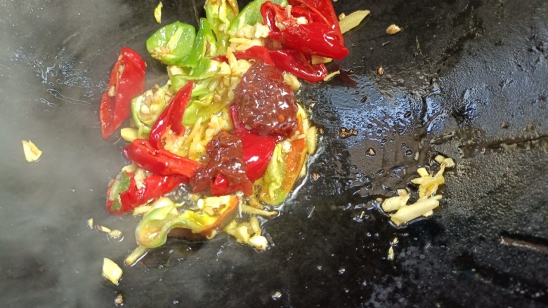茄子烧豆角,放入豆瓣酱,炒出香味
