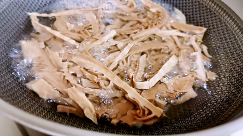 猪蹄炖笋干,加些盐增加底味,煮5分钟即可