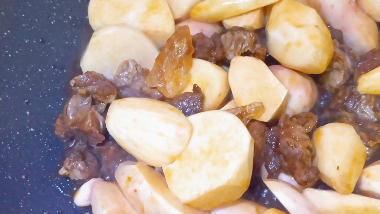 芋头焖牛腩,加入一块冰糖和没过食材的清水,大火烧开后中小火烧20分钟