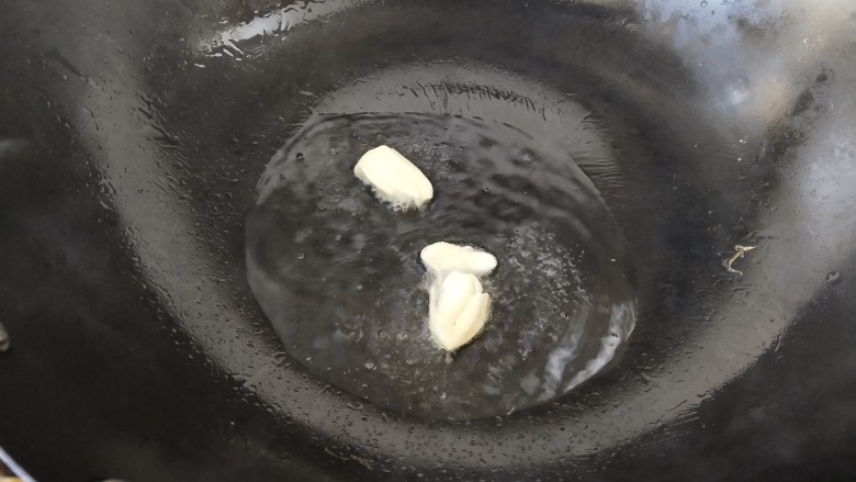 包菜粉丝炒鸡蛋,锅洗一下,放入油烧热,放入蒜瓣炒香