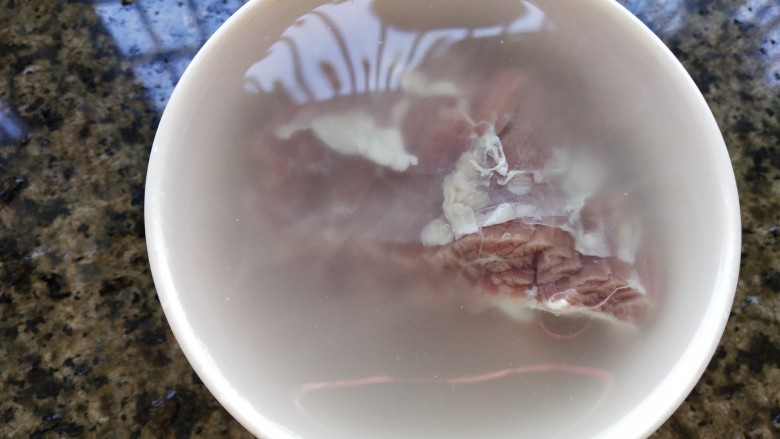 梨子炖肉,肉泡淘米水中10分钟左右,去除味道
