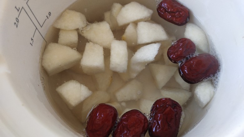 梨子炖肉,放入足量的水开始炖,大约40分钟,梨子软软的