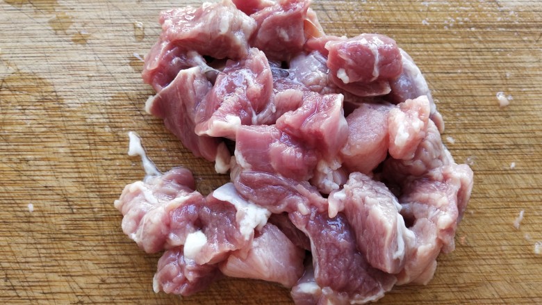 梨子炖肉,清洗干净,切成小块