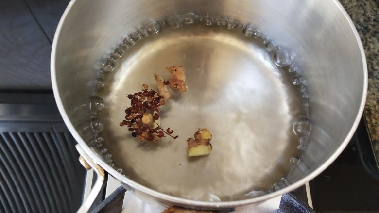 梨子炖肉,锅里放入开水和花椒烧开,滚一会