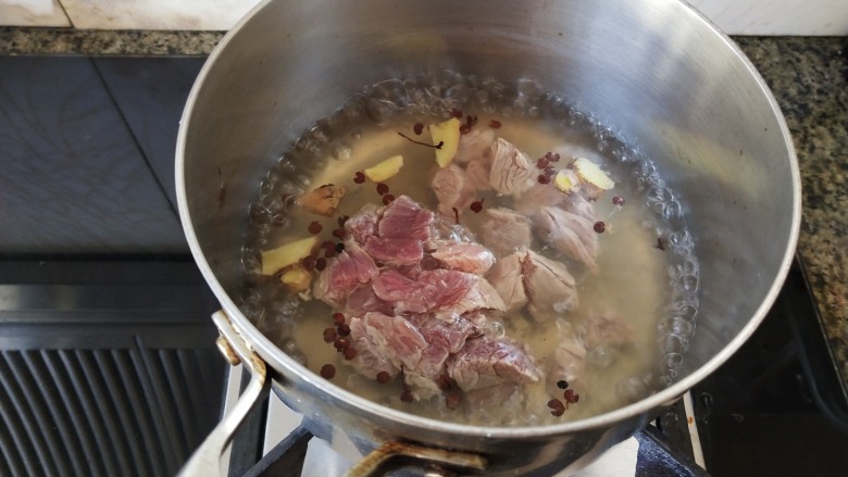 梨子炖肉,有香味时放入<a style='color:red;display:inline-block;' href='/shicai/ 429'>瘦肉</a>,烧至颜色发白