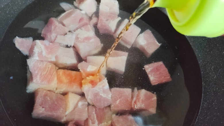 芋头焖牛腩,然后冷水下锅,并加入适量料酒,大火煮6.7分钟