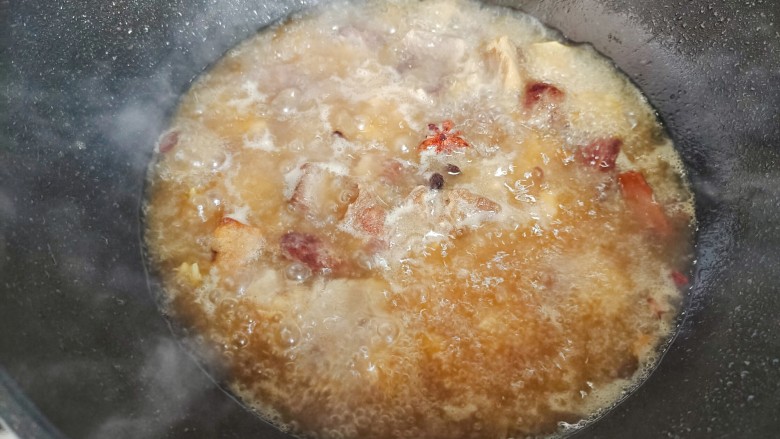 芋头焖牛腩,加适量热开水(水量和食材齐平)