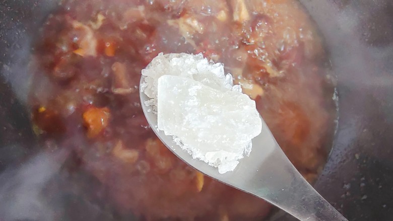 芋头焖牛腩,加两勺冰糖,搅拌均匀