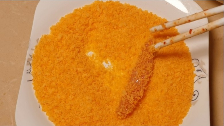 学会这道菜,再也不怕家里小孩哭了!😋,将腌好的鸡肉均匀沾裹上面包糠后,轻轻抖掉沾的不牢的面包糠。