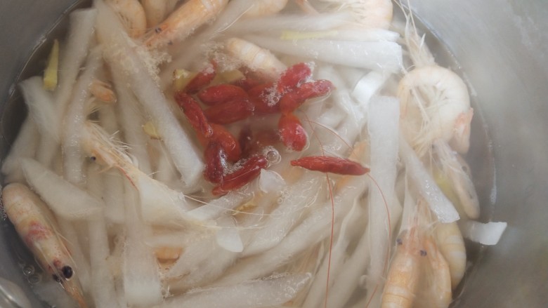 水煮萝卜丝虾,放入<a style='color:red;display:inline-block;' href='/shicai/ 673'>枸杞</a>,拌匀,关火