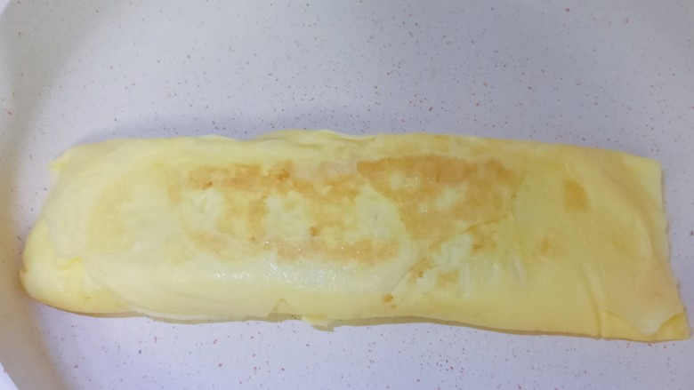 秋葵鸡蛋卷,全部卷好后不要马上出锅,可以两面再煎2-3分钟以免中间有些鸡蛋液没有凝固