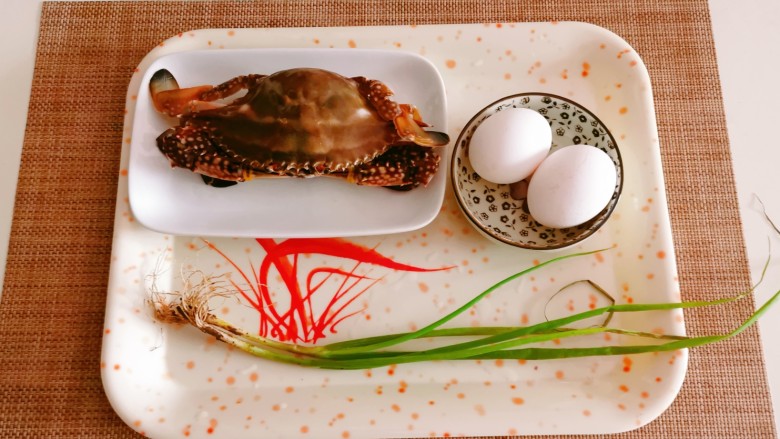 蛋蒸螃蟹,食材准备好,香葱切碎。