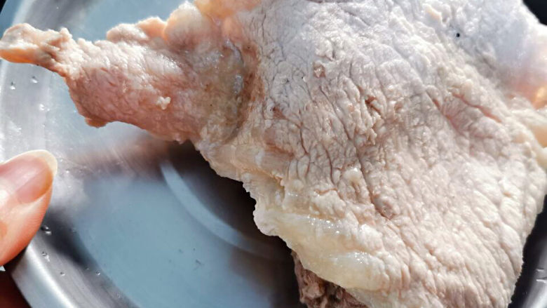 梨子炖肉,大约3分钟左右,取出冲凉