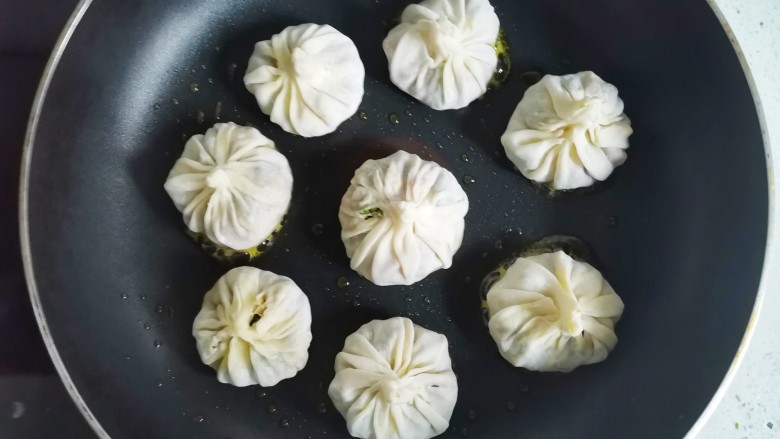 青椒火腿鸡蛋饼,放入锅中,加适量油烧热,