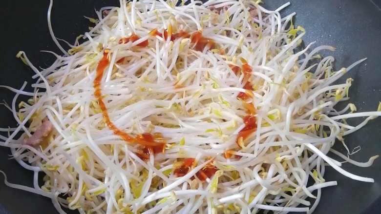 豆芽炒肉丝,加入盐和蚝油调味