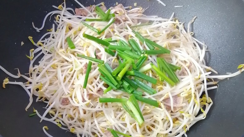 豆芽炒肉丝,加入葱段