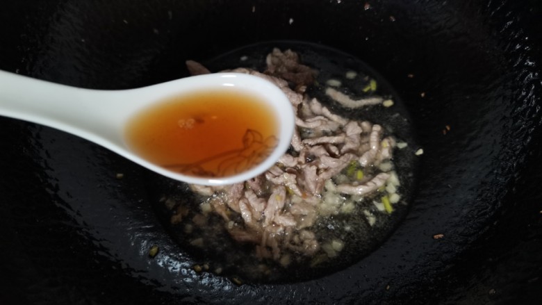 包菜粉丝炒鸡蛋,肉炒至变色,加入<a style='color:red;display:inline-block;' href='/shicai/ 718'>料酒</a>