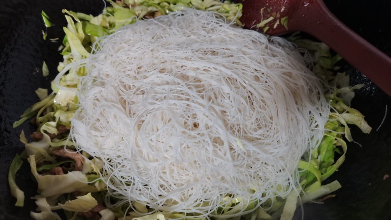 包菜粉丝炒鸡蛋,放入泡好的粉丝,边翻炒边用筷子抖散