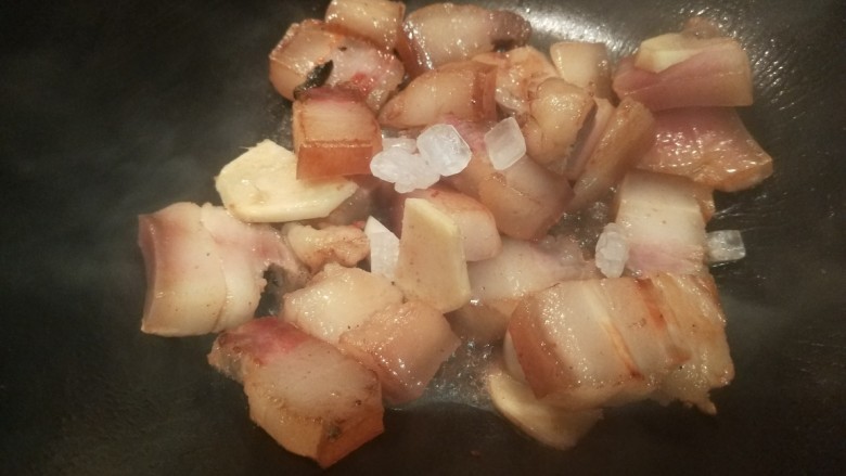 红烧猪肥肉,加入冰糖炒糖色。