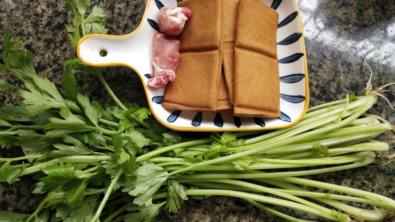 芹菜炒香干,食材很简单,就前面仨