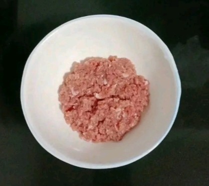 干贝肉沫蔬菜粥,将猪肉清洗干净剁碎