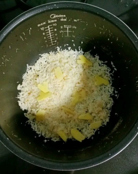 干贝肉沫蔬菜粥,<a style='color:red;display:inline-block;' href='/shicai/ 492'>大米</a>清洗干净倒入锅内,放入干贝丝和姜片