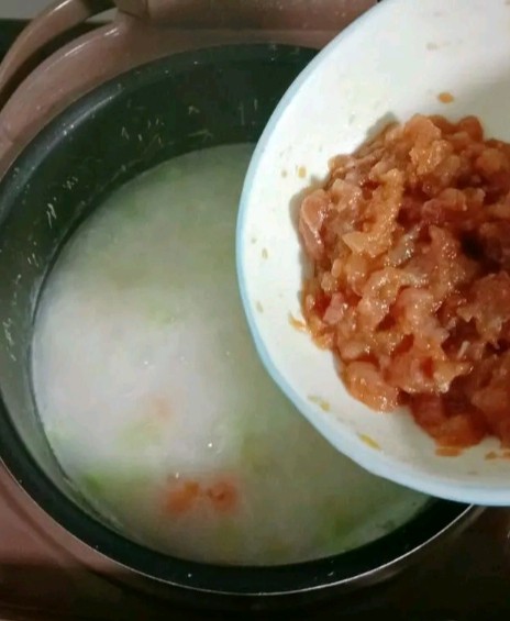 干贝肉沫蔬菜粥,最后倒入肉沫,搅拌均匀