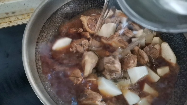 白萝卜炖鸭肉,加入没过鸭肉的清水大火煮开,转小火炖20分钟