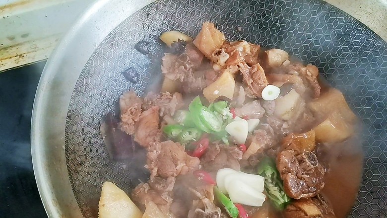 白萝卜炖鸭肉,炖汤汁收干加入青红椒和蒜片，加入适量的盐，<a style='color:red;display:inline-block;' href='/shicai/ 744'>五香粉</a>，<a style='color:red;display:inline-block;' href='/shicai/ 756'>鸡精</a>翻炒均匀即可出锅