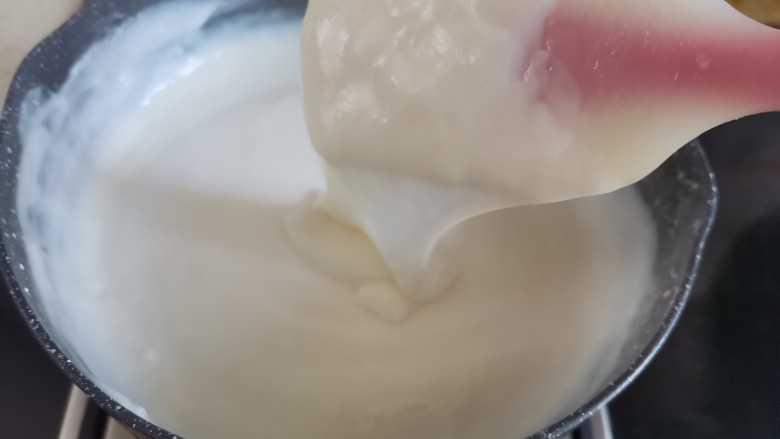 椰丝牛奶小方糕,搅拌至浓稠,能够挂住铲子立刻关火