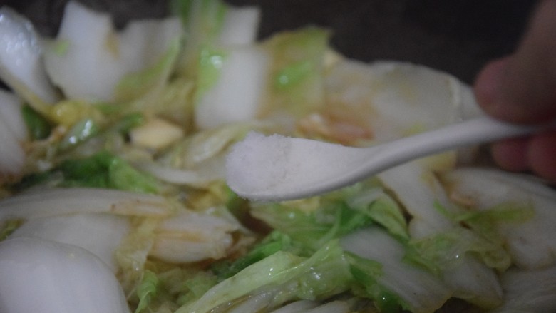 蚝油水白菜,关火,加入盐翻炒均匀即可