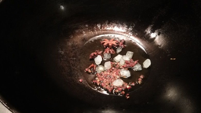 胡萝卜烧排骨,锅中倒入适量油烧热炒冰糖,八角,花椒。