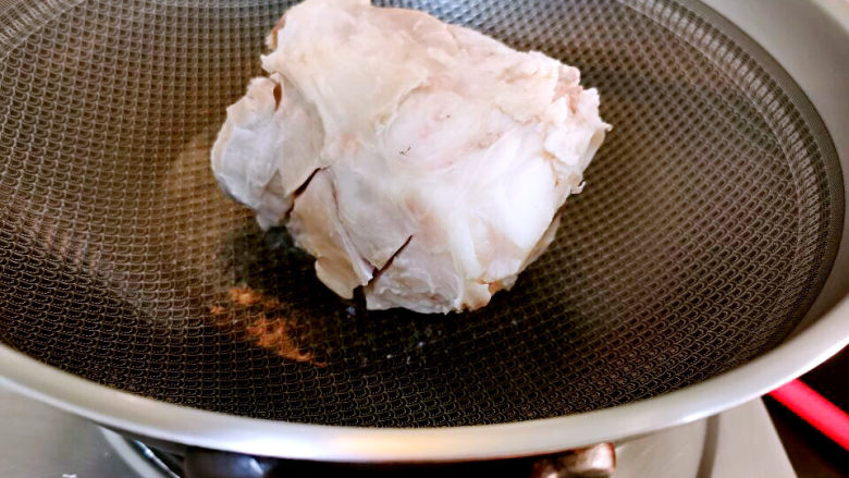 胡萝卜烧排骨,锅中放少许油,轻轻放入猪腿骨