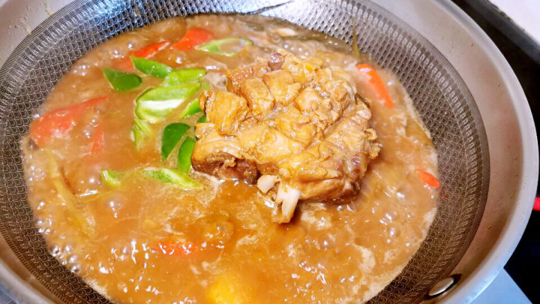 胡萝卜烧排骨,肉质软烂适口后,加入青椒