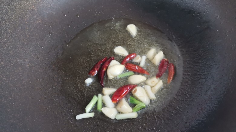 芹菜炒香干,起锅烧油下入<a style='color:red;display:inline-block;' href='/shicai/ 86474'>干辣椒</a>,葱,蒜,爆香