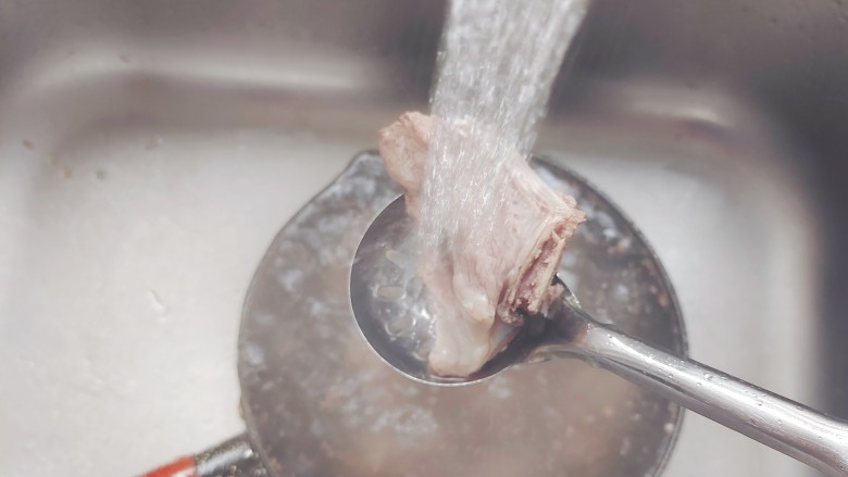 胡萝卜烧排骨,将煮好的排骨用流动水冲洗掉表面的浮沫,控干水分