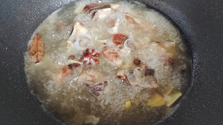 胡萝卜烧排骨,加适量热开水,水量以稍稍没过食材即可
