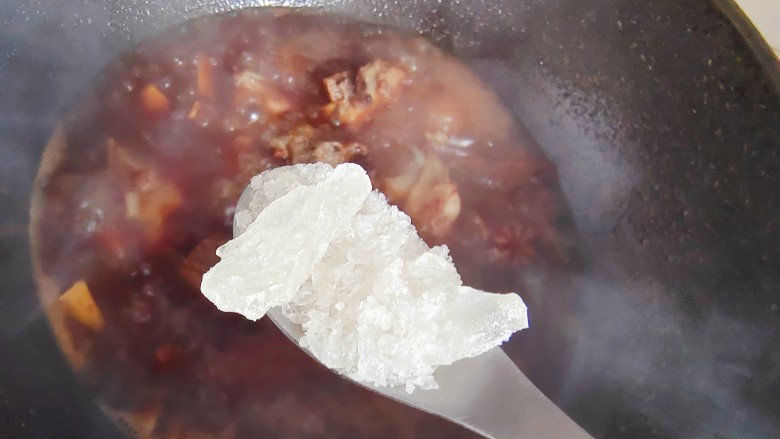 胡萝卜烧排骨,加一大勺冰糖,搅拌均匀