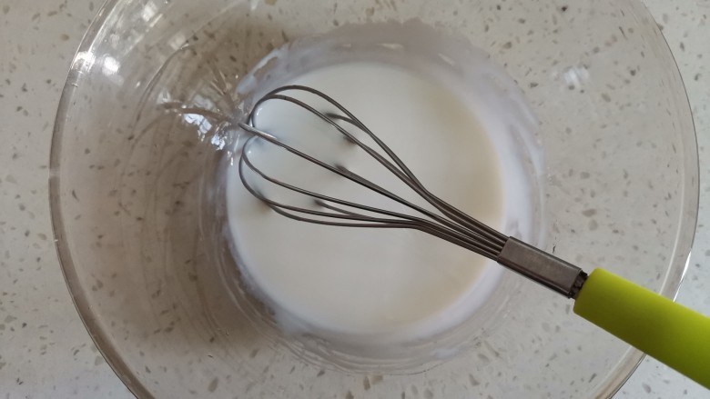 煎蛋糕卷,搅拌均匀至乳化状态,像酸奶状态