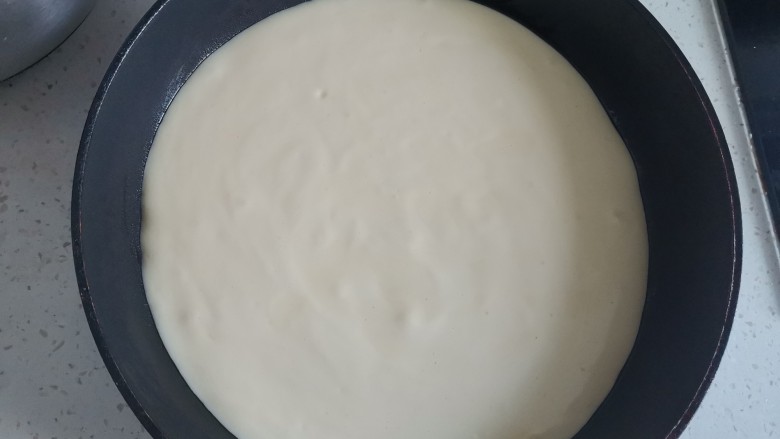 煎蛋糕卷,平底锅不加热,倒入蛋糕糊,震几下震出大气泡
