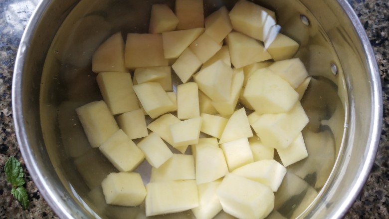 素炒双丁,切好的土豆洗去淀粉,泡在水里
