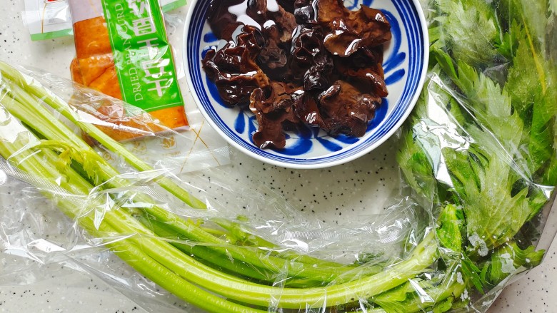 芹菜炒香干,首先我们准备好所有食材(<a style='color:red;display:inline-block;' href='/shicai/ 233'>木耳</a>提前泡发)