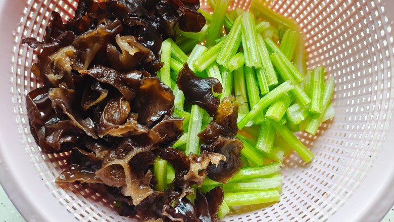 芹菜炒香干,和芹菜放在一起,控干水分