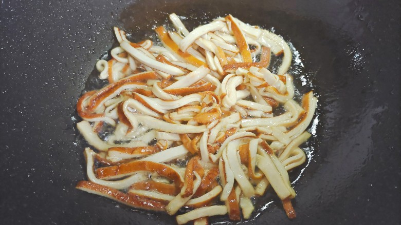 芹菜炒香干,起油锅,油热后下香干丝,翻炒30秒